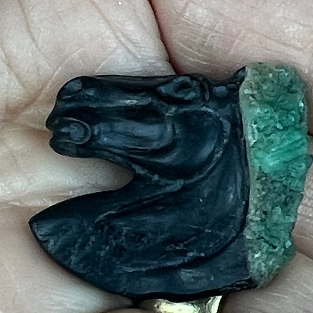 Emerald and shale carved horse head - Picture 9 of 12